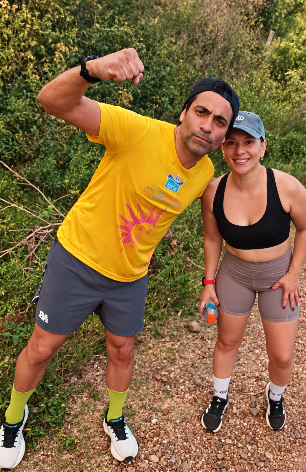 Juan junto a una compañera, con ropa deportiva al aire libre