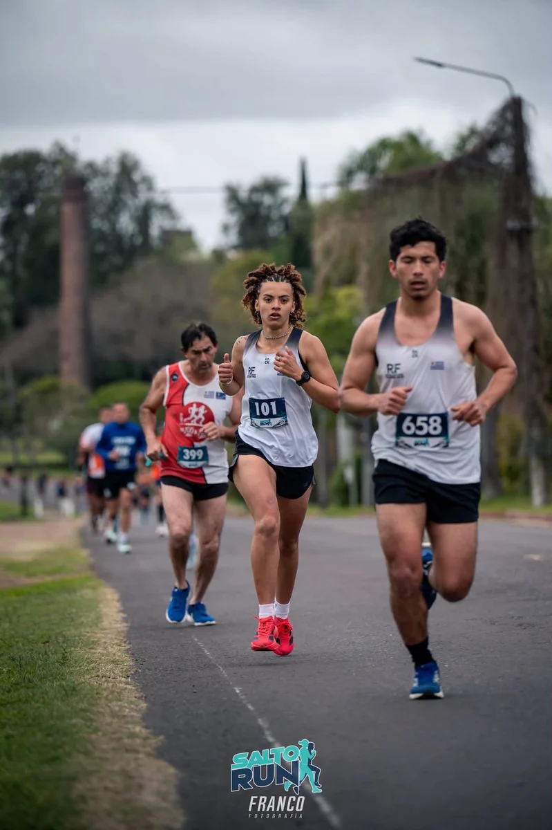 Flavia durante una carrera con el dorsal 101