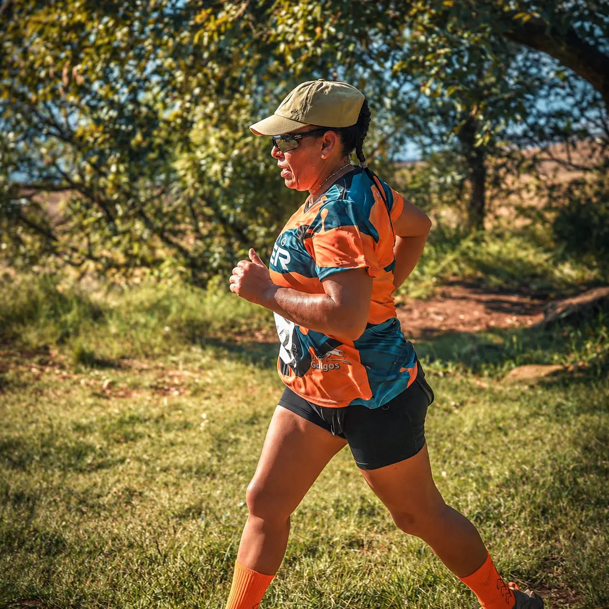 Raquel Faccio corriendo con una remera naranja
