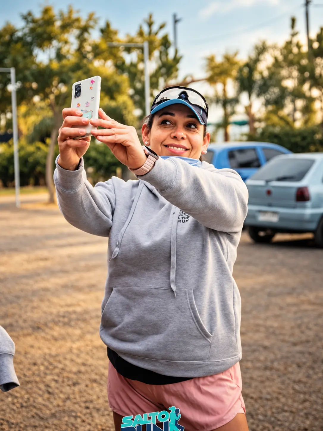 Raquel sonriendo mientras sostiene su celular